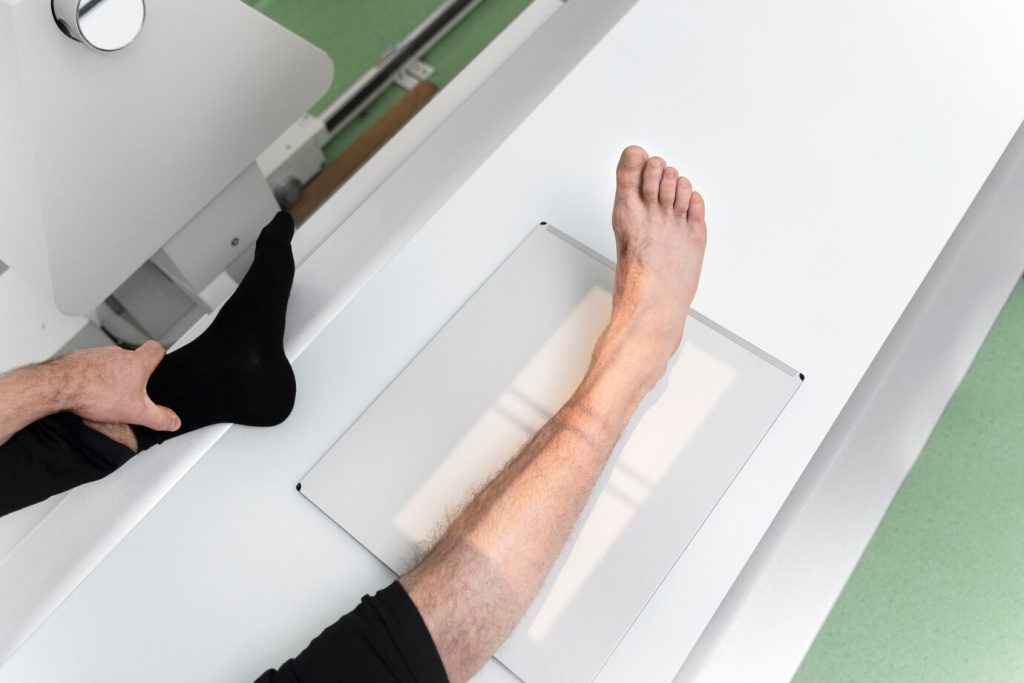 high-angle-patient-getting-leg-scan_23-2149341561.jpg